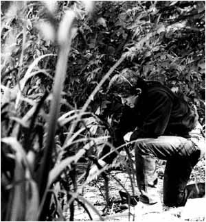 Bill Fontana bei einer Klangaufnahme an der Havel in Berlin, 1983