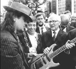 Udo Lindenberg und Erich Honecker mit der Gitarre von Udo Lindenberg