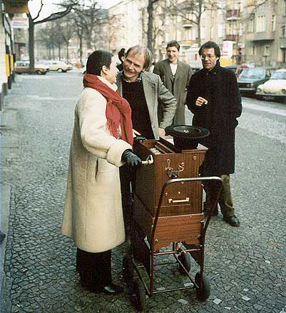 Helga de la Motte-Haber bei einem Konzert von Alvin Curran, Berlin 1984