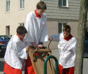 Ratschen am Karfreitag in Wartenberg